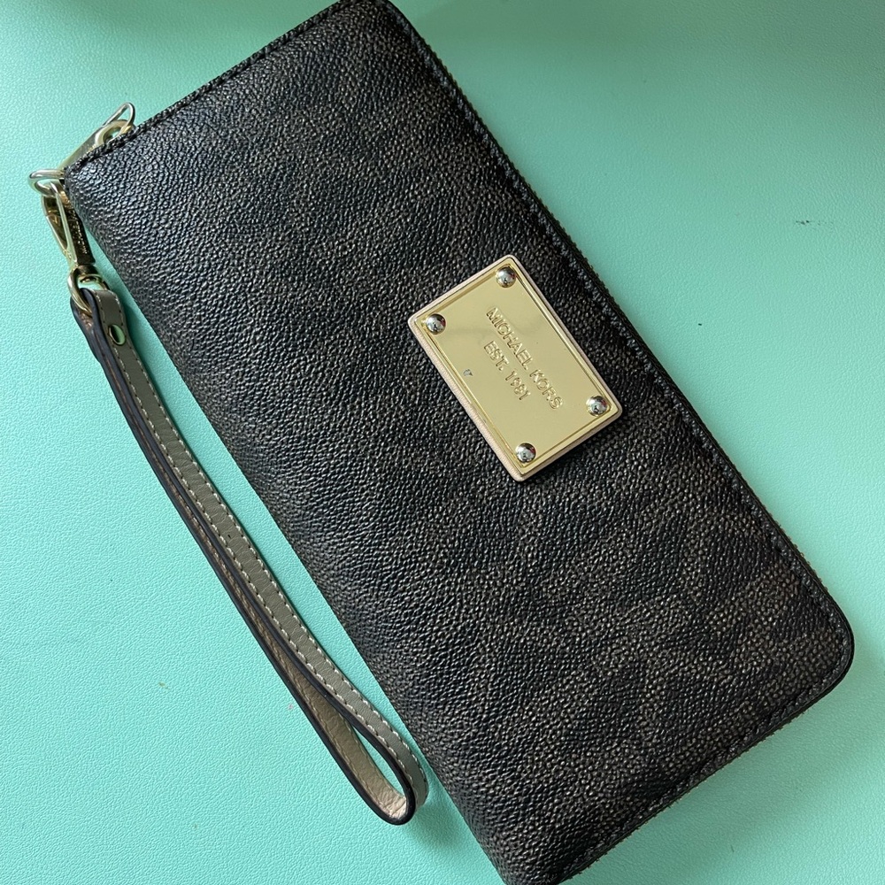 Michael Kors Jet Set Continental Wristlet Wallet – Black Signature